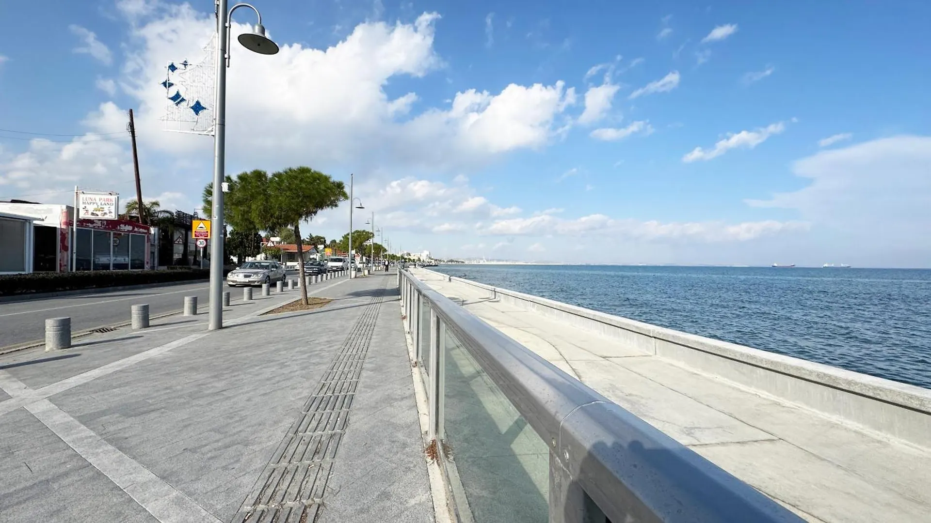Seaside Larnaca Makenzie- 50M To Beach Апартаменты